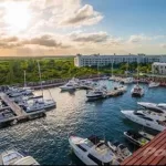 Amplio apartamento con parcial marina marina del club de playa en venta Playa Mujeres Cancún. En Playa Mujeres