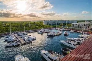 Amplio apartamento con parcial marina marina del club de playa en venta Playa Mujeres Cancún. En Playa Mujeres